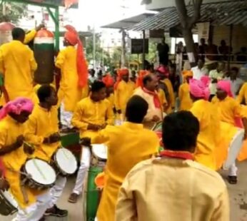 Nashik and Puneri Dhol Team of 40 players